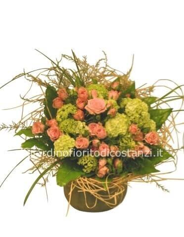 Cestino con rose e viburno o altro verde