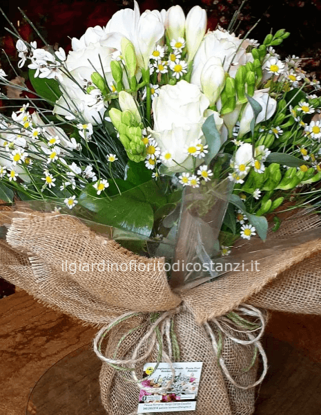 Bouquet con fiori tendente al bianco.