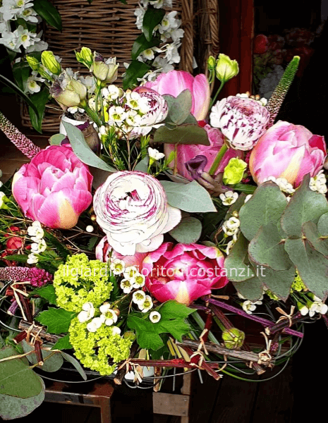 bouquet ranuncoli e tulipani su struttura