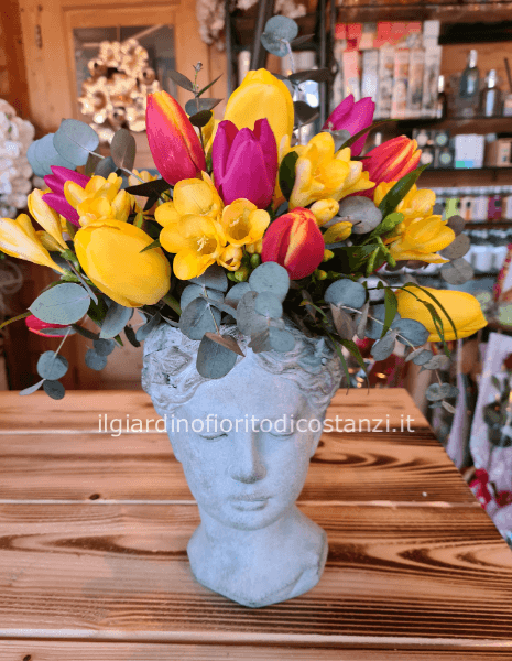 testa cemento con fiori freschi